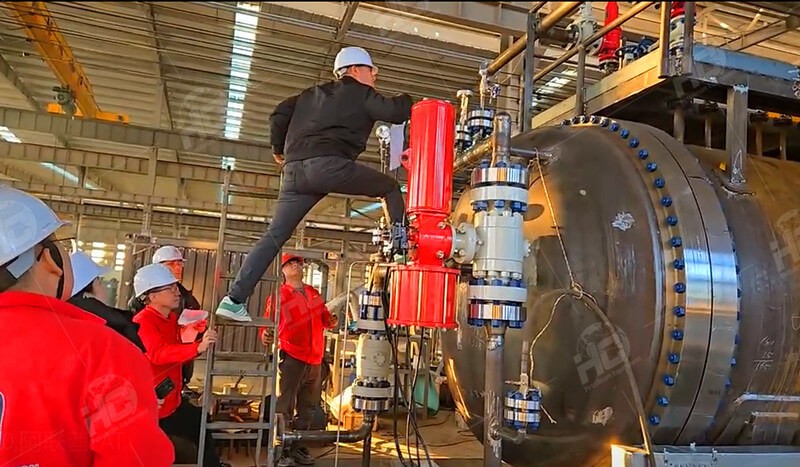 UAE customer inspects water bath heater_副本.jpg